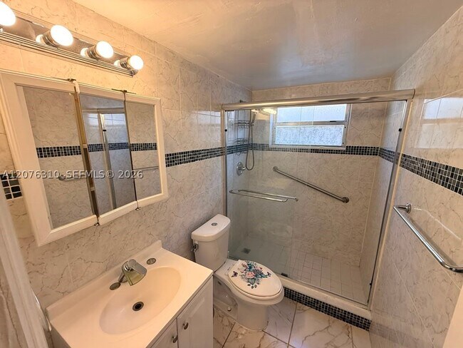 Building Photo - 350 E 21st St