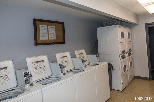 Building Photo - $2,395 / 1br - 514ft2 - The Highlander, 1bdrm, Incls Utilities, Avail April 1st (Aiea)