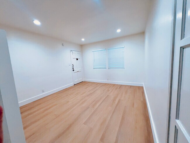 Building Photo - 1305 Venice Blvd