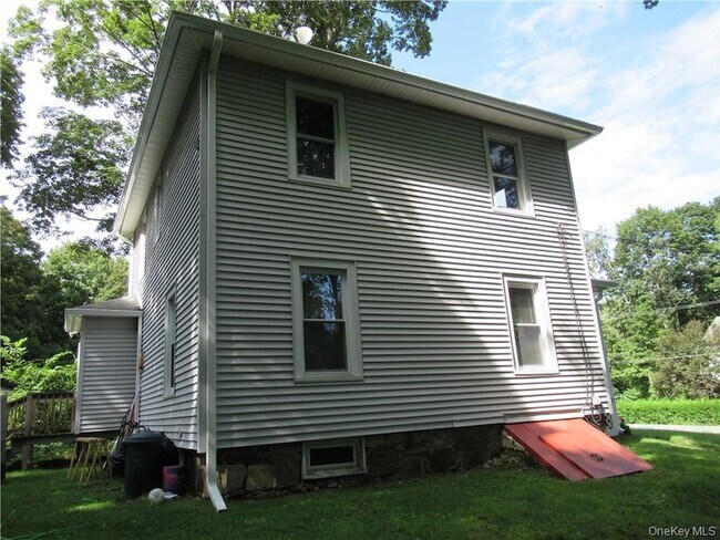 Building Photo - 25 Fairway Dr