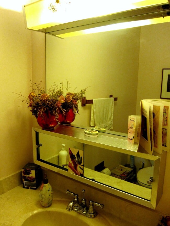 Building Photo - 1601 Lyndhurst Dr