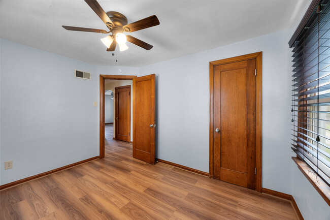 Building Photo - 9537 Chester Ave