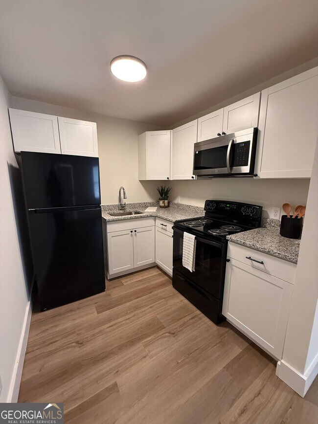 Building Photo - 1020 College Ave