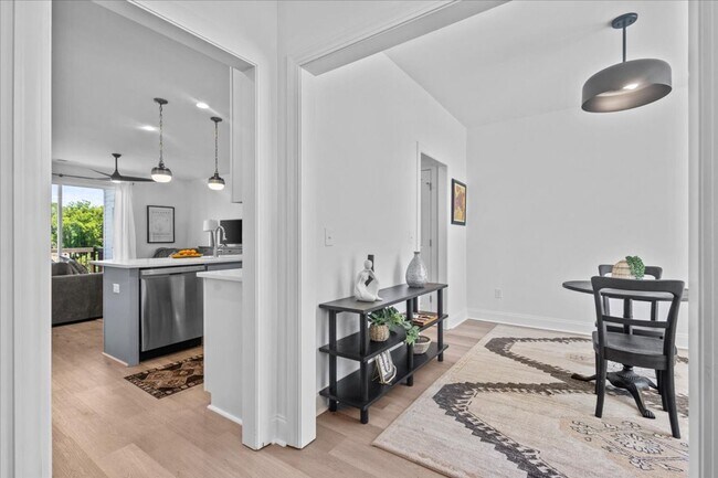 Building Photo - 4 bedroom 3.5 bath with the Bonus room and...