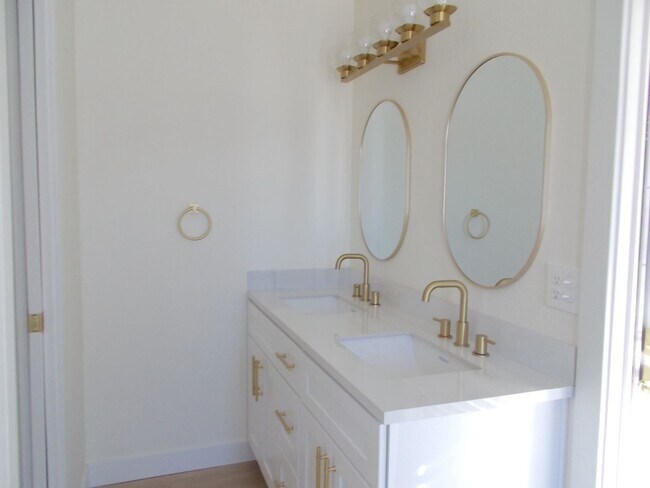 Building Photo - Elegant upstairs condo with modern upgrades and private balcony.