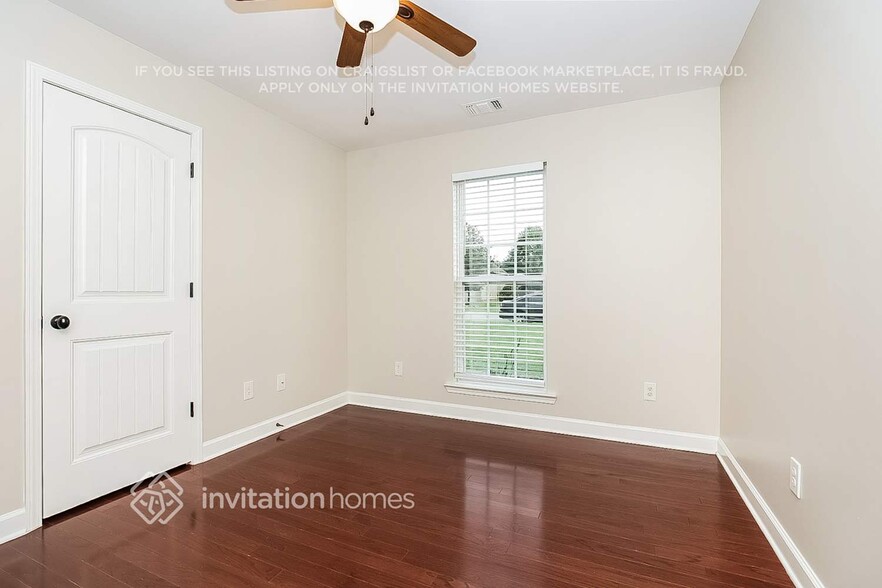 Building Photo - 214 Glade Dr