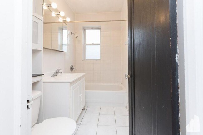 Building Photo - 2 bedroom in Chicago IL 60640