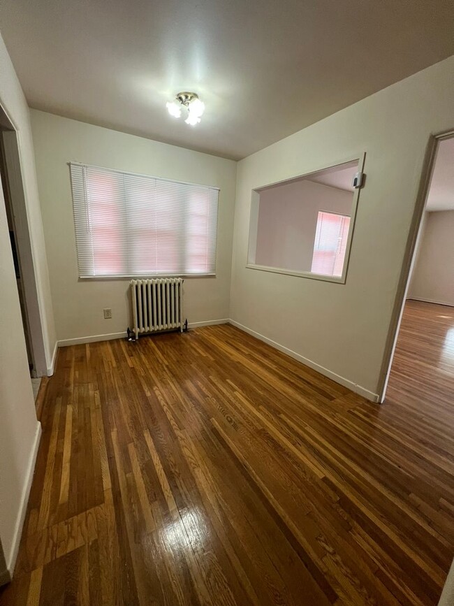 Building Photo - 1 Bedroom, 1 Bathroom Apartment - Close to...