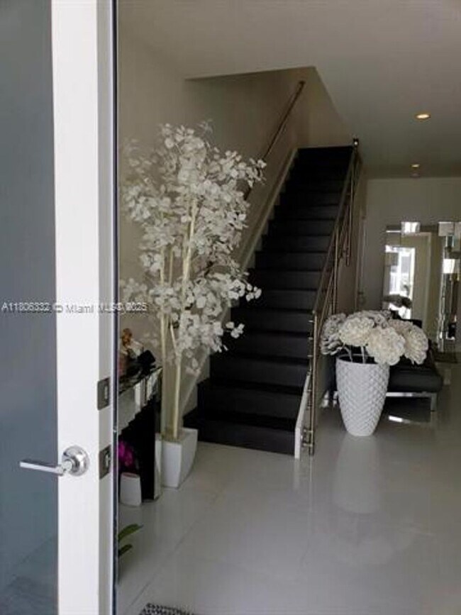 Building Photo - 6660 NW 105th Ct