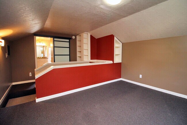 Building Photo - 6435 NE Cleveland Ave