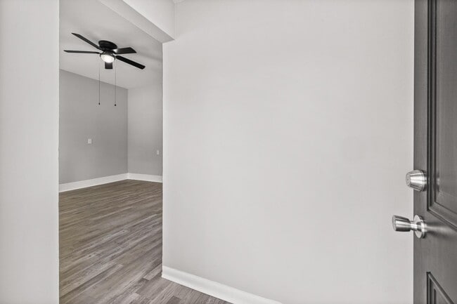 Building Photo - 501 E 4th St