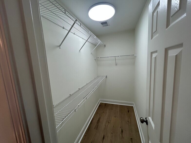 Building Photo - 151 Whispering Glen Cir