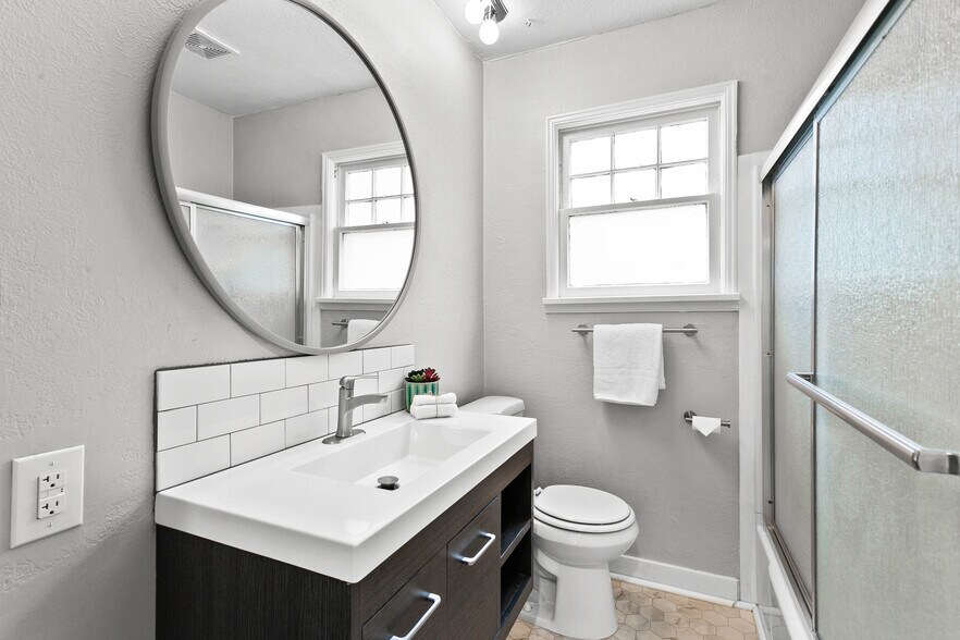 Main Bath (tub/shower) - 307 E 29th Ave
