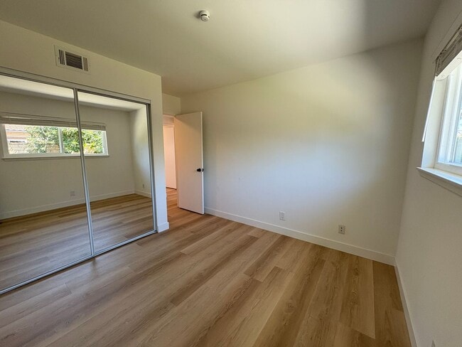 Building Photo - East End Ventura Gem - Spacious, Sunny & Immaculate