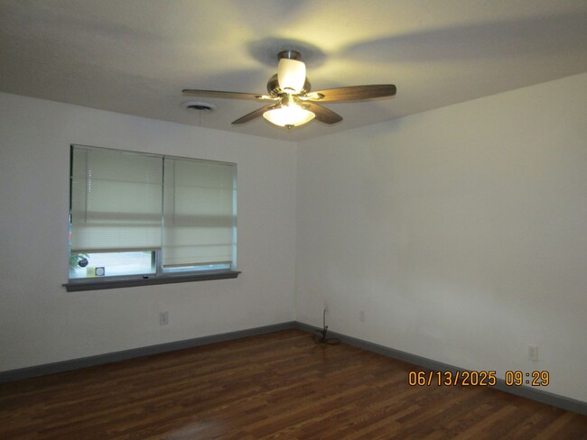 Building Photo - Very nice home located in the Park Lane ar...