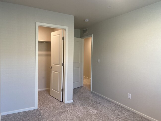 Building Photo - Beautiful 3 Bed/2.5 Bath Townhome with Att...