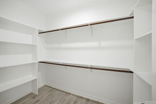 Building Photo - 207 Deer Oaks Dr