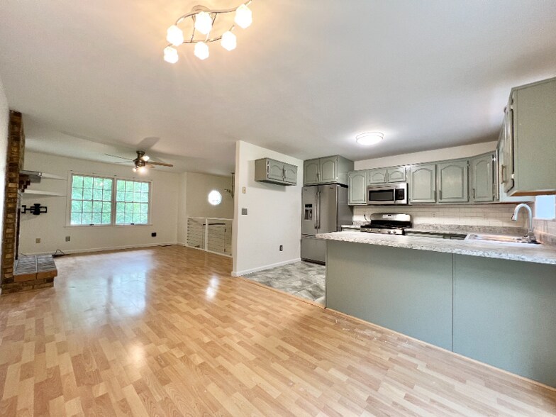 Building Photo - 1755 Fountainbleu Dr