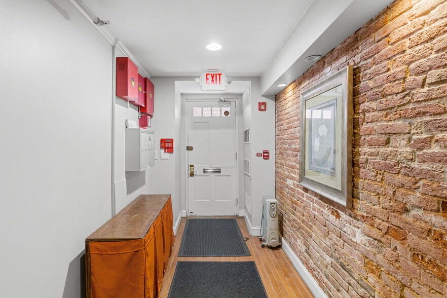 Building Photo - 142 N Bread St