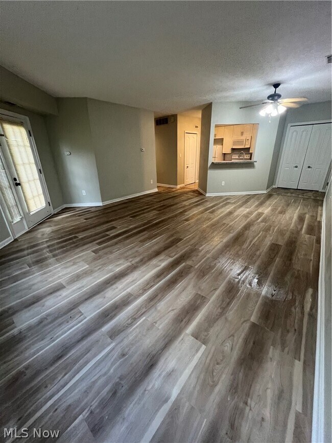 Building Photo - 320 Village Pointe Dr