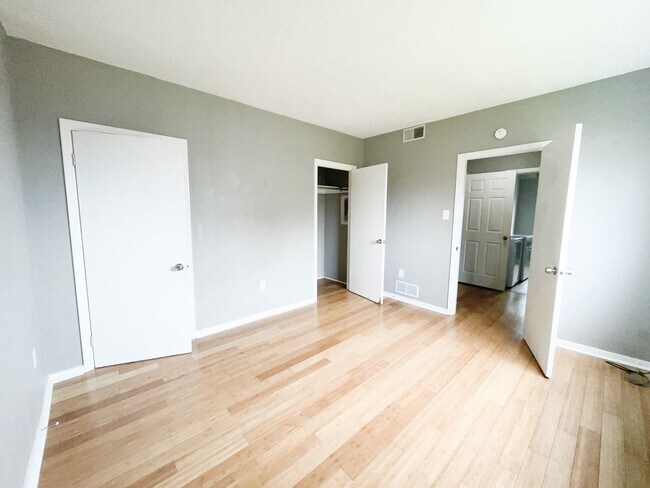 Building Photo - 1022 E Warrington Ave