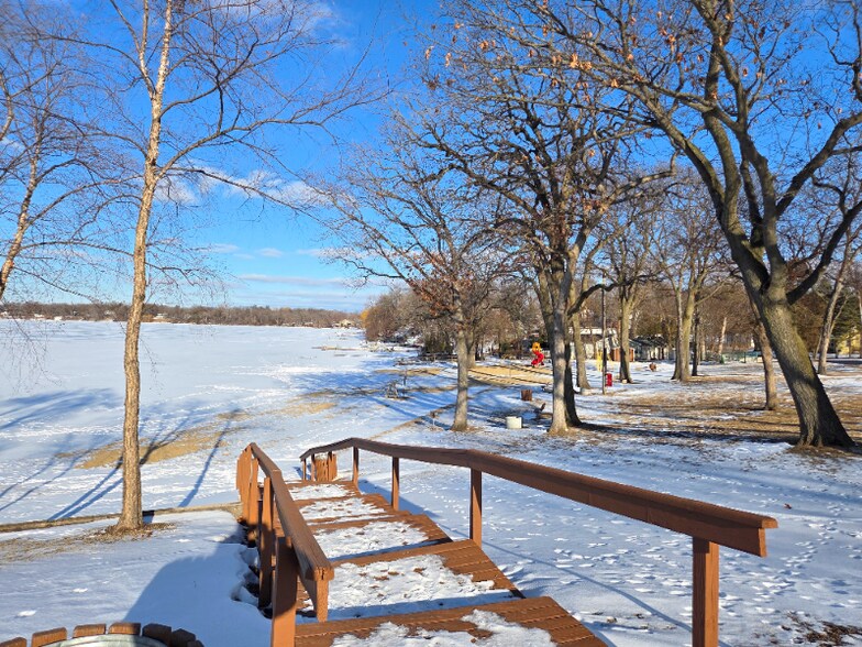 Building Photo - 29 E Lake Shore Dr