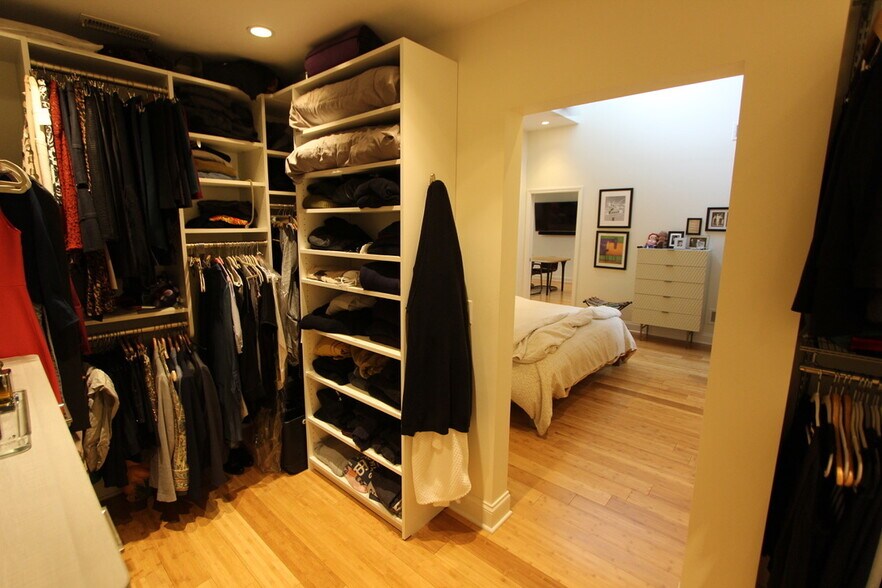 Walk In Closet - 139 7th St