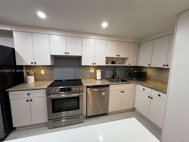 Building Photo - 14293 SW Kendale Lakes Cir