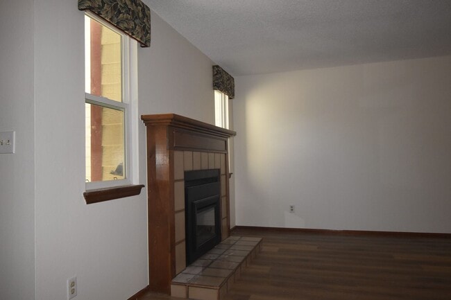 Building Photo - GREAT 3 BEDROOM/2 BATHROOM TOWNHOME WITH NEW PAINT & FLOORING. AVAILABLE 5/23.