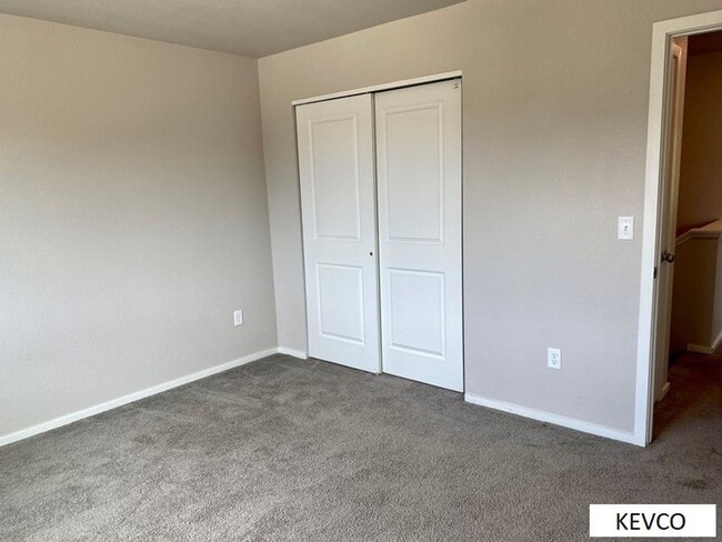 Building Photo - Lovely Newer Townhouse