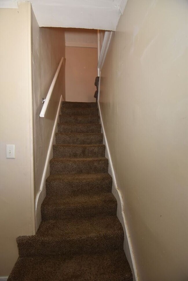 Building Photo - Mishawaka 1/2 story 3 bedroom single-family home with garage