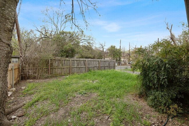Building Photo - 5605 1/2 Jim Hogg Ave-