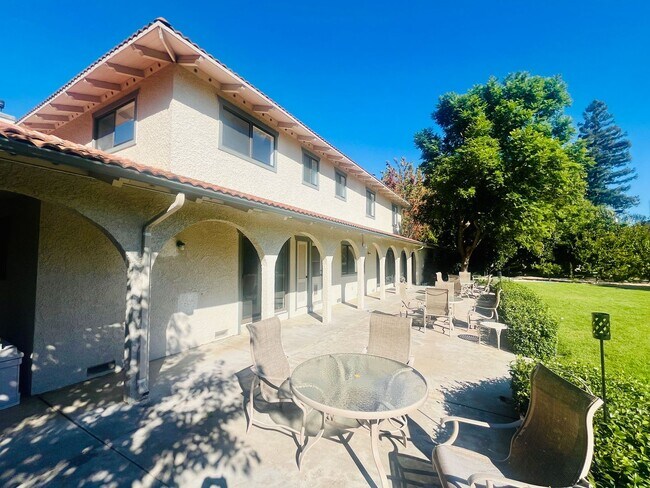 Building Photo - Extraordinary home with expansive yard on a flag lot in Mountain View.  Great Location and Schools.