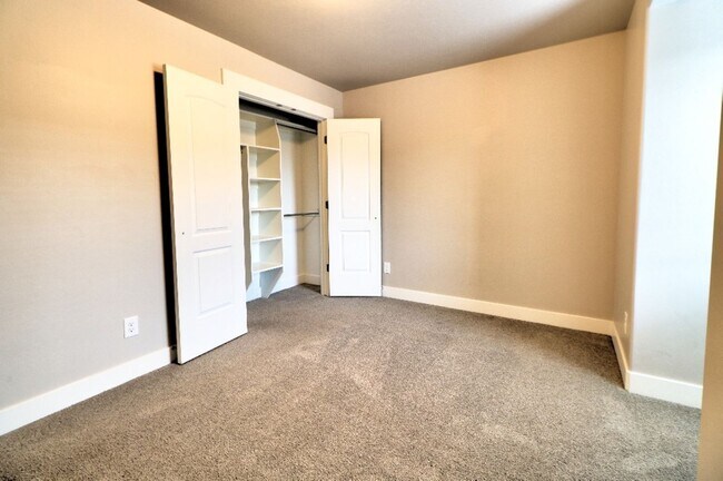 Building Photo - 3 bed 2.5 bath townhome in Salem