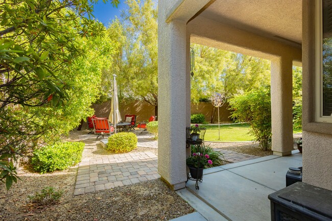 Building Photo - Stunning 4 bedroom 3.5 bath home with 3 ca...