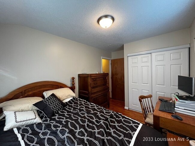 Building Photo - 3br 1ba ~ Security Deposit Alternative for...