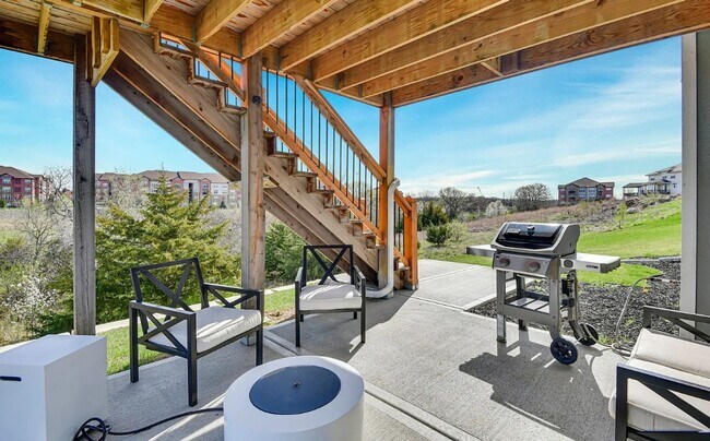 Building Photo - 4 BR/3BA | Newly Renovated Single Family Home | 3-Car Covered Parking | Back Deck