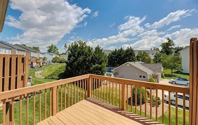 Building Photo - Beautiful 3 bedroom, 3 1/2 bathroom townhome in Tarrant Trace
