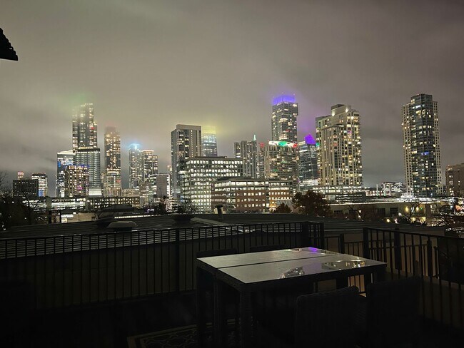 Building Photo - Luxury 1 Bed, 1.5 Bath Loft with Spectacular Downtown City Views