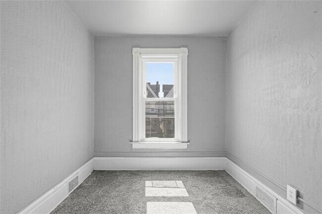 Building Photo - 5-bedroom, 1-bath home in East Pittsburgh