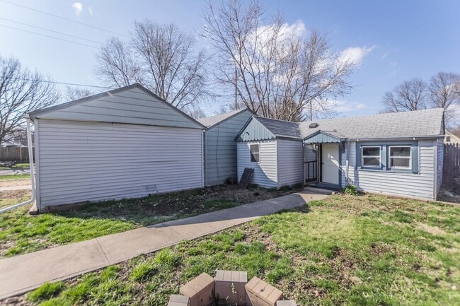 Building Photo - 3 bedroom 1 bath 2 Stall Garage