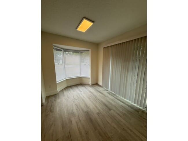 Building Photo - Totally Updated 2 Bedroom w/ Fireplace &am...