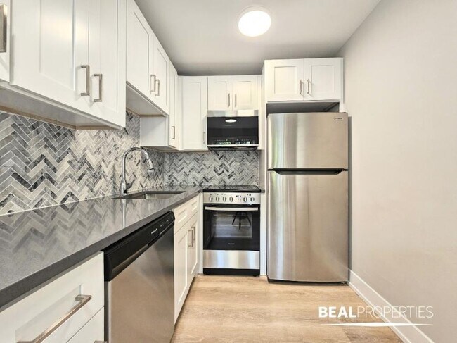 Building Photo - 0 bedroom in CHICAGO IL 60657