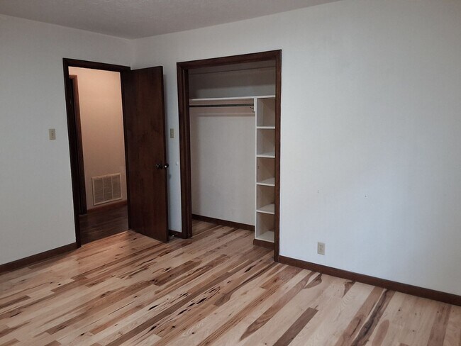 Building Photo - Oak Ridge 37830 - 4 bedroom 2.5 bath - call Sharon Arnwine 865-313-7215