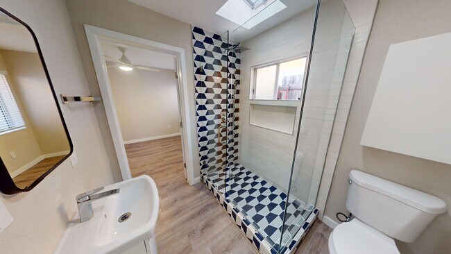 Building Photo - 6BD/3BA Large House, Newly Renovated! (Lease out, pending signatures. Check back in a few days!)