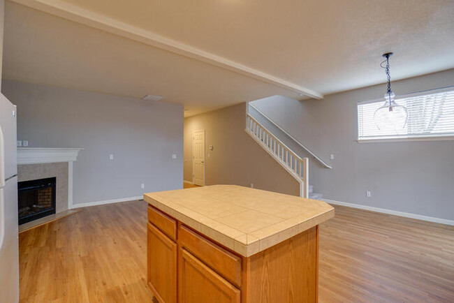 Building Photo - THREE BEDROOM TOWNHOME IN HAZEL DELL