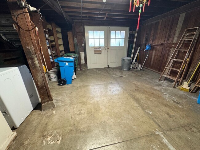 Building Photo - Charming Parkside Upper Flat w/ Garage Parking - $4,250/Mo