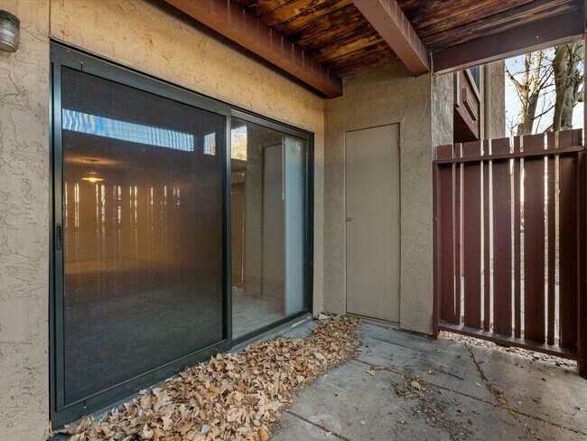 Building Photo - 2955 Lakeside Dr