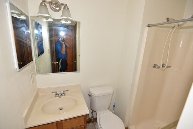 Building Photo - Updated 2 Bedroom Townhome in Salem Lakes