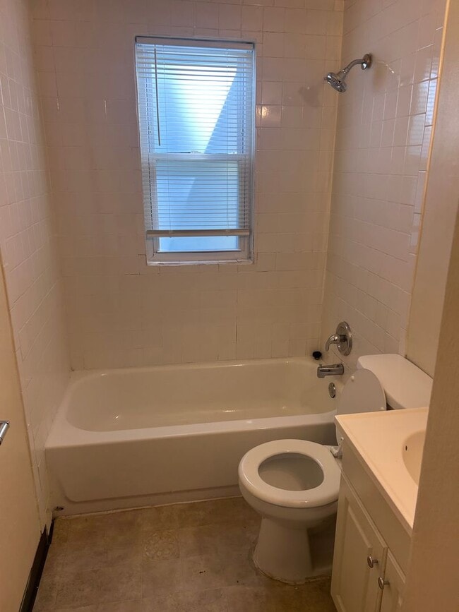 Building Photo - Charming 2 Bedroom 1 Bath House Rent Ready...